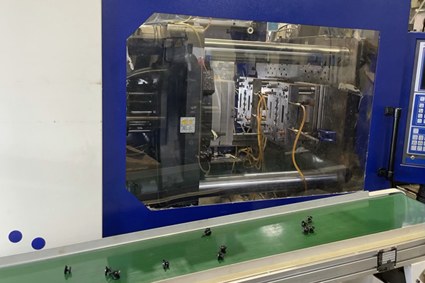 游戏手柄双色注塑.jpg 游戏手柄双色注塑.jpg